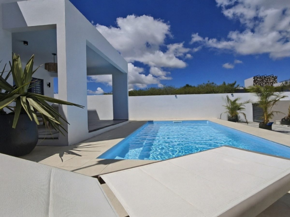 Villa Azur — beachfront main view